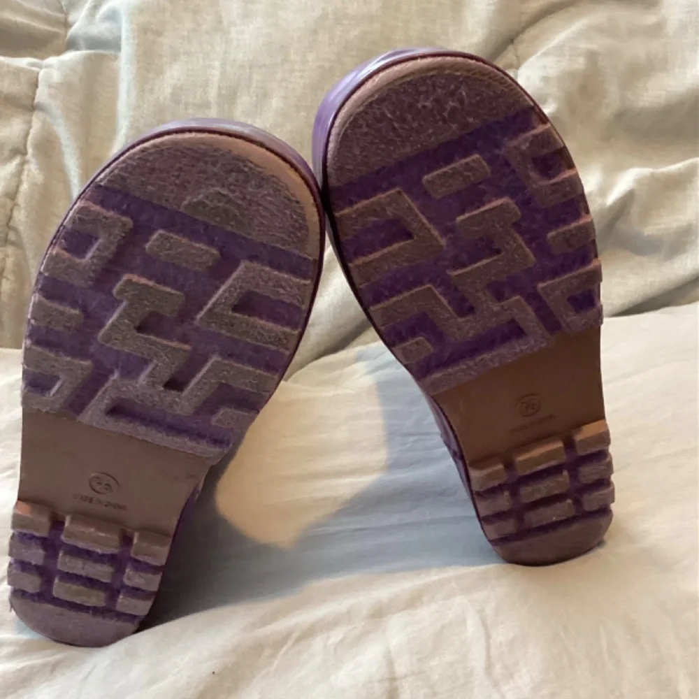 Girl Purple Rain Boots Size 2 3 with White Flowers  Rubber